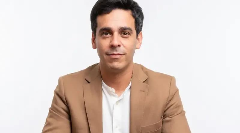 Agustín Puyou trabajando por Azul